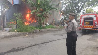 Kebakaran gudang rosok