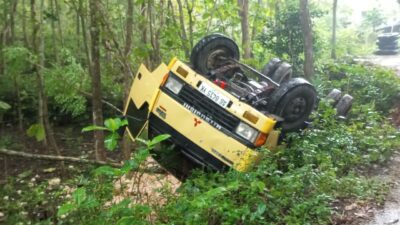 Truk yang digunakan membawa material tanah justru terjungkal