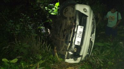 Mobil masuk jurang