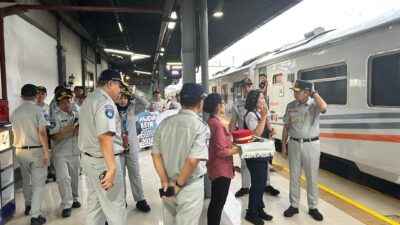 Petugas meninjau situasi stasiun Yogyakarta.