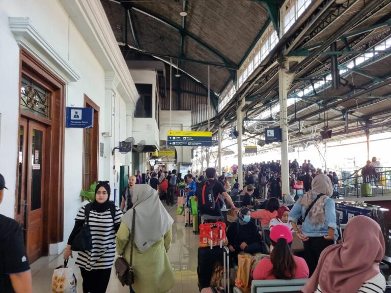 Stasiun Tugu Yogyakarta semakin ramai ketika lebaran nanti.