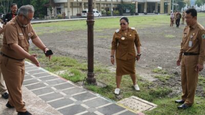 Bupati Endah mendapat penjelasan dari kepala DLH terkait rencana rehabilitas alun-alun tahap kedua.