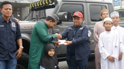 Pemilik Rubicon yang Tergabung dalam JK One Chapter Jogja Bagikan Ribuan Takjil