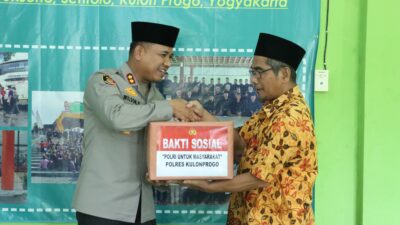 Kapolres Kulonprogo menyerahkan bantuan secara simbolis kepada pengelola LKSA Muhammadiyah Tuksono.