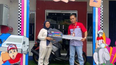Pelanggan setia JNE dapat hadiah motor. 