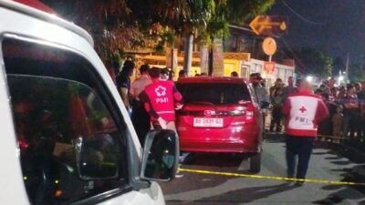 Mobil LCGC Merah tiba-tiba berhenti di tepi Ringroad Selatan. 