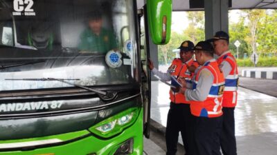 Petugas Terminal Dhaksinaga melakukan pengecekan. 