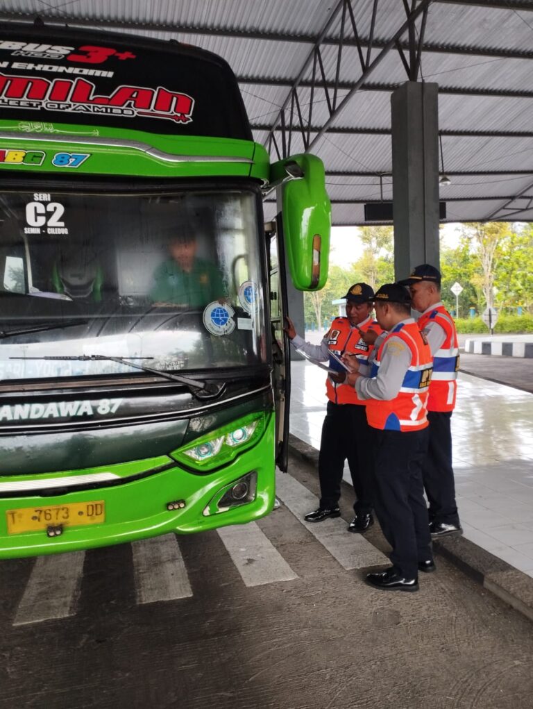 Petugas Terminal Dhaksinaga melakukan pengecekan.