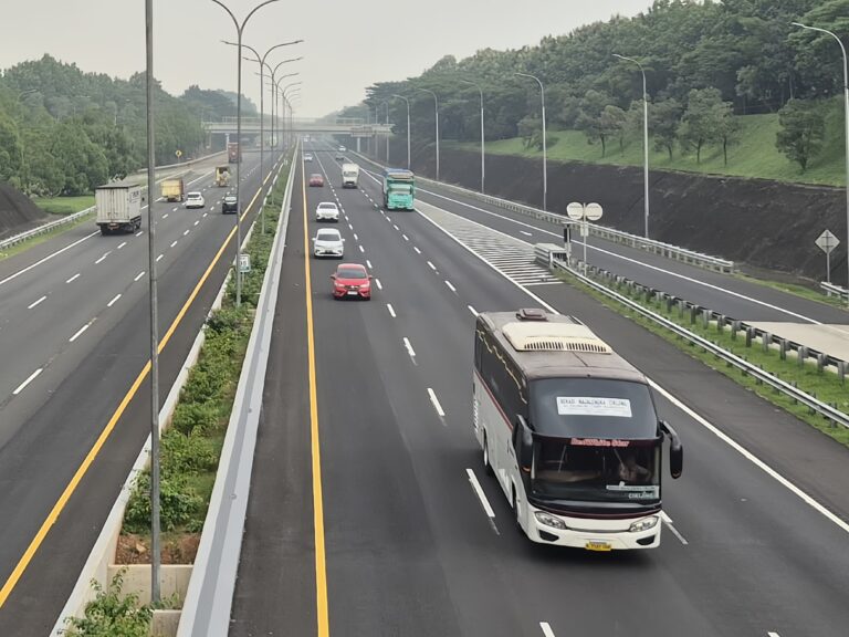 Situasi jalan tol yang sudah mulai lengang