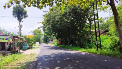 Jalan Playen-Gading yang rusak.