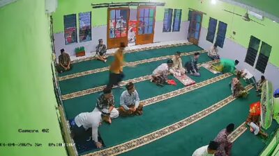 Jamaah masjid panik melihat rekannya ambruk