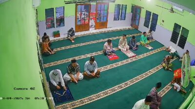 Detik-detik jamaah masjid tiba-tiba jatuh terbaring. 