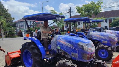 Bantuan Traktor Roda Empat dari Kementrian Pertanian melalui Aspirasi Titik Prabowo.