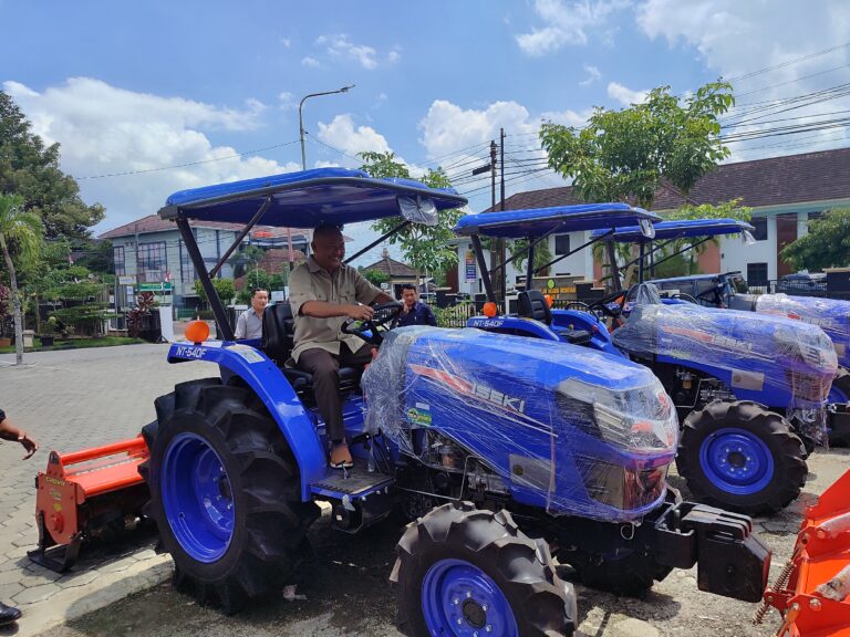 Bantuan Traktor Roda Empat dari Kementrian Pertanian melalui Aspirasi Titik Prabowo.