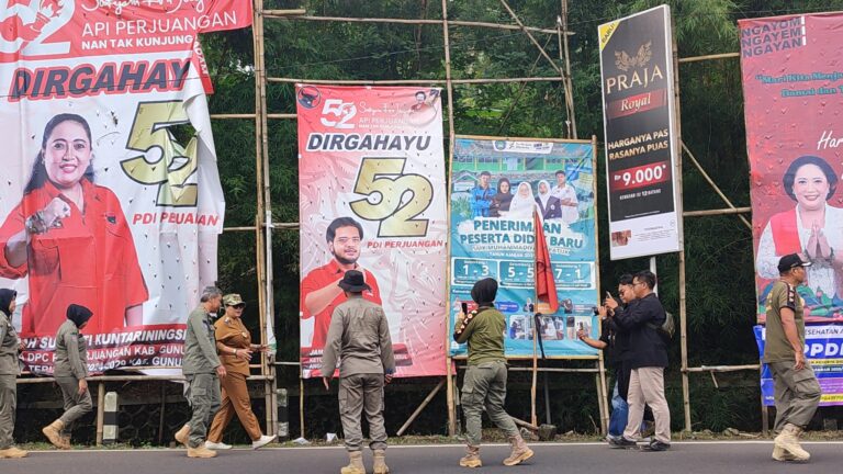 Bupati Endah Subekti Kuntariningsih pimpin pembersihan baliho.
