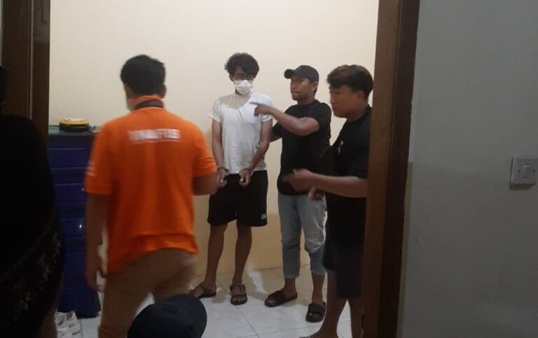 Tersangka pembunuh pacarnya dan simpan di rumahnya hingga jadi kerangka.