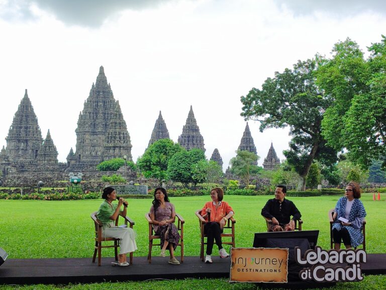 Diskusi di Candi Prambanan.