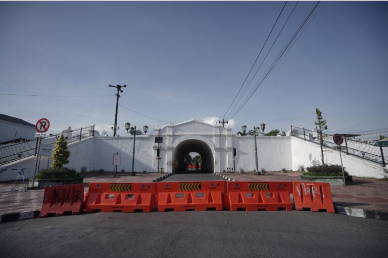 Plengkung Gading ditutup total