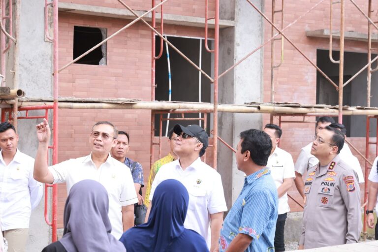 Inspektur Pengawasan Umum (Irwasum) Polri, Komjen Pol Prof. Dr. Dedi Prasetyo, S.H., M.Hum., M.Si., M.M., didampingi oleh Kapolda DIY, Irjen Pol Anggoro Sukartono, S.I.K melakukan peninjauan proses pembangunan gedung sekolah SMA Kemala Taruna Bhayangkara ini.