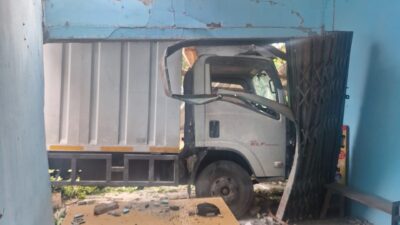 Truk boks tabrak rumah usai hajar suami istri hingga tewas di Kulonprogo. 