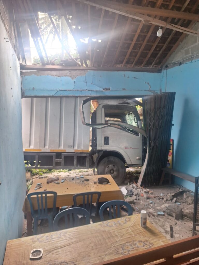 Truk boks tabrak rumah usai hajar suami istri hingga tewas di Kulonprogo.