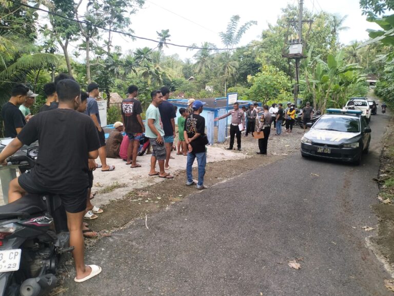 Oleng di tikungan dan tabrak pagar, pembonceng motor tewas.
