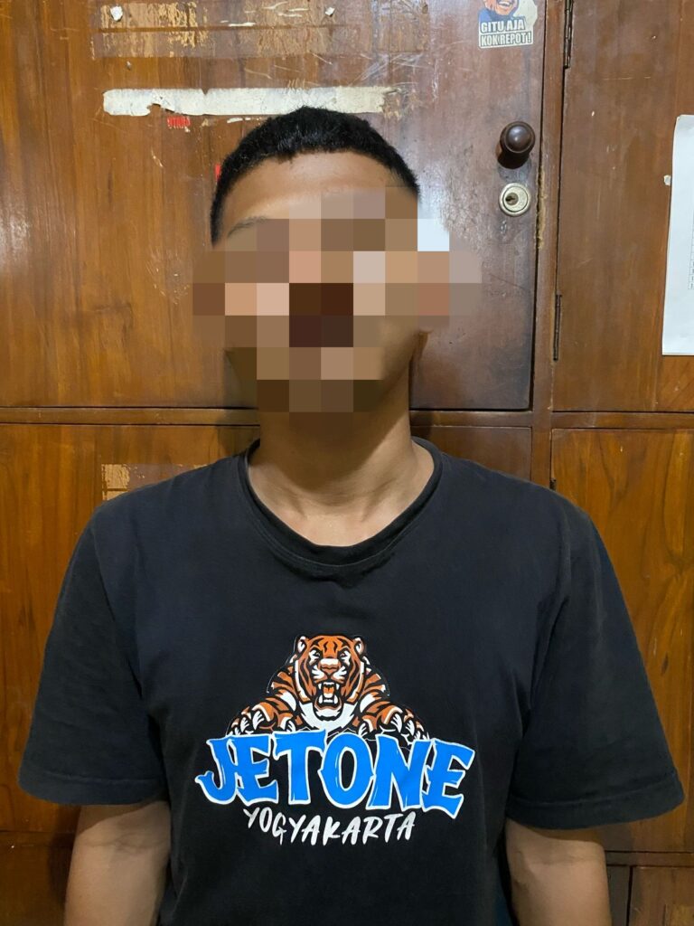 Remaja di Bantul mengaku polisi rampas handphone warga.