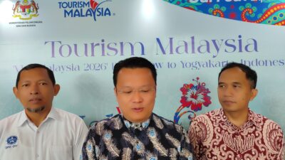 Deputy Chairman of Tourism Malaysia, YBhg. Dato’ Yeoh Soon Hin (tengah)