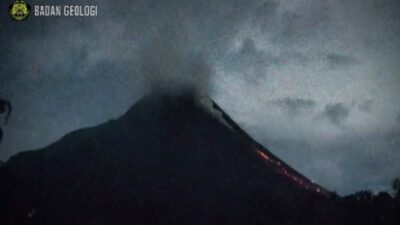 Gunung Merapi Luncurkan Lava Pijar