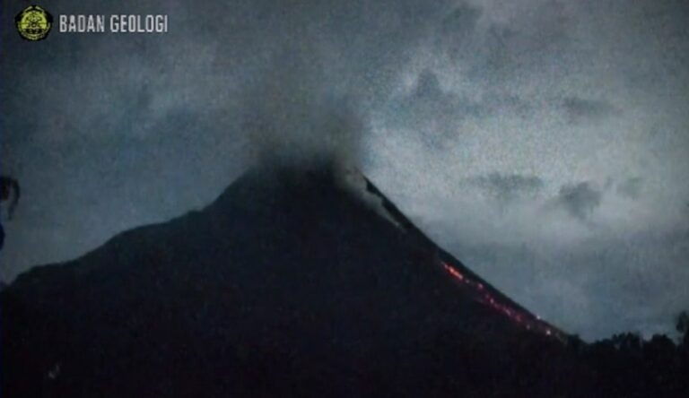 Gunung Merapi Luncurkan Lava Pijar