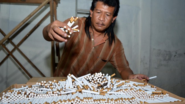 Industri Tembakau Terpuruk, Satgas Bea Cukai Perangi Rokok Ilegal